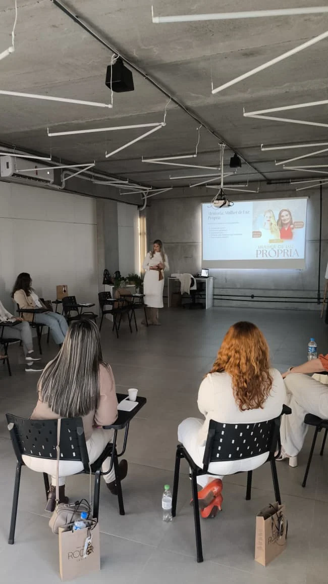 Gláucia conduzindo uma atividade com as participantes