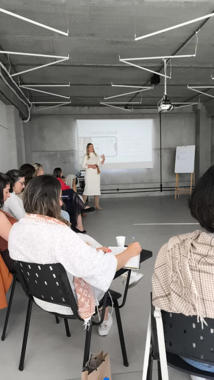 Mulheres reunidas em um momento de conteúdo e reflexão