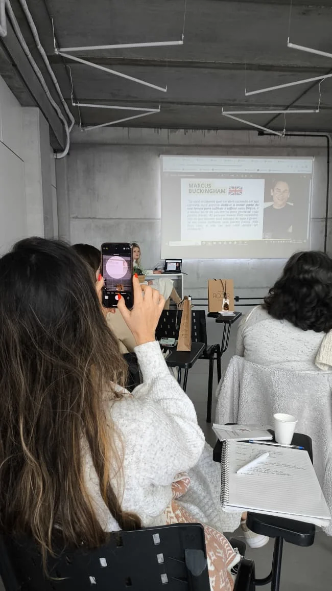 Participante acompanhando e registrando o conteúdo