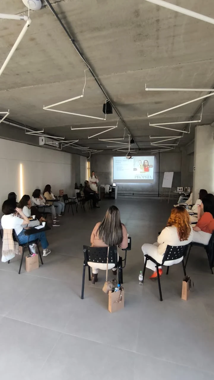 Visão ampla da sala durante a Imersão Mulher de Luz Própria